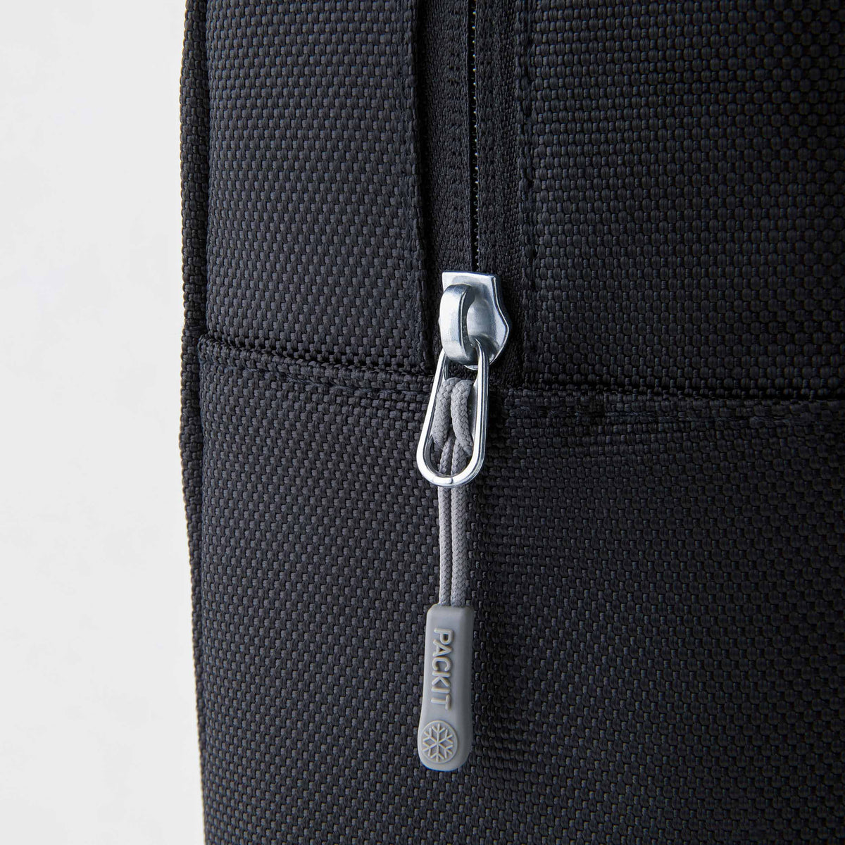 freezable-wine-carrier-a3 freezable-wine-carrier-black-ecofreeze-plus-zoom-zipper-pull.jpg